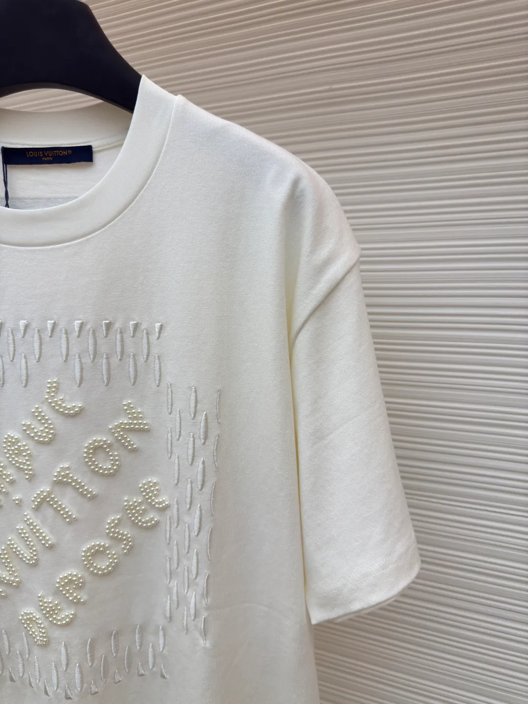 LOUIS VUITTON embroidered beaded letter T-shirt ●Authentic product: 13000 purchased and developed ●Item number: 1680221-A85 ●Fabric: combed cotton fabric ●Technology: embroidery production ●Version: fitted version ●Weight: about 420 grams ●Size: XS-S-M-L ●Description: The fabric is made of 26s double-ply combed cotton + long-staple cotton blended compact siro yarn. The rib is made of 26s+32s yarn 1*1 cylinder machine open width rib. The front panel is embroidered with Tajima embroidery machine imported from Japan. The thick plate rubber pad is polyester mercerized. Thread three-dimensional hemming embroidery, purchase Y version to manually point each bead, open a cardboard mold, and scan powder for precise positioning of a single piece. The beads are made of 4-mile round pearlescent white bubble beads, made by hand crochet technology, and all single beads are tied with hooks and threads to ensure that they are placed at the powder scan position. The overall wiring is straight and delicate, the fabric is comfortable and soft, and the color is consistent without color difference. It can be matched with the same style to create a fashionable look and control various occasions. Customized accessories, complete with three standards, same style for men and women!